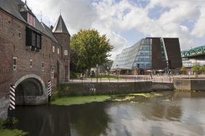 Koppelpoort_en_gebouw_Rijksdienst_voor_het_Cultureel_Erfgoed